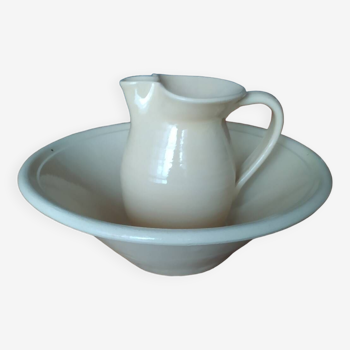 Basin and pitcher set