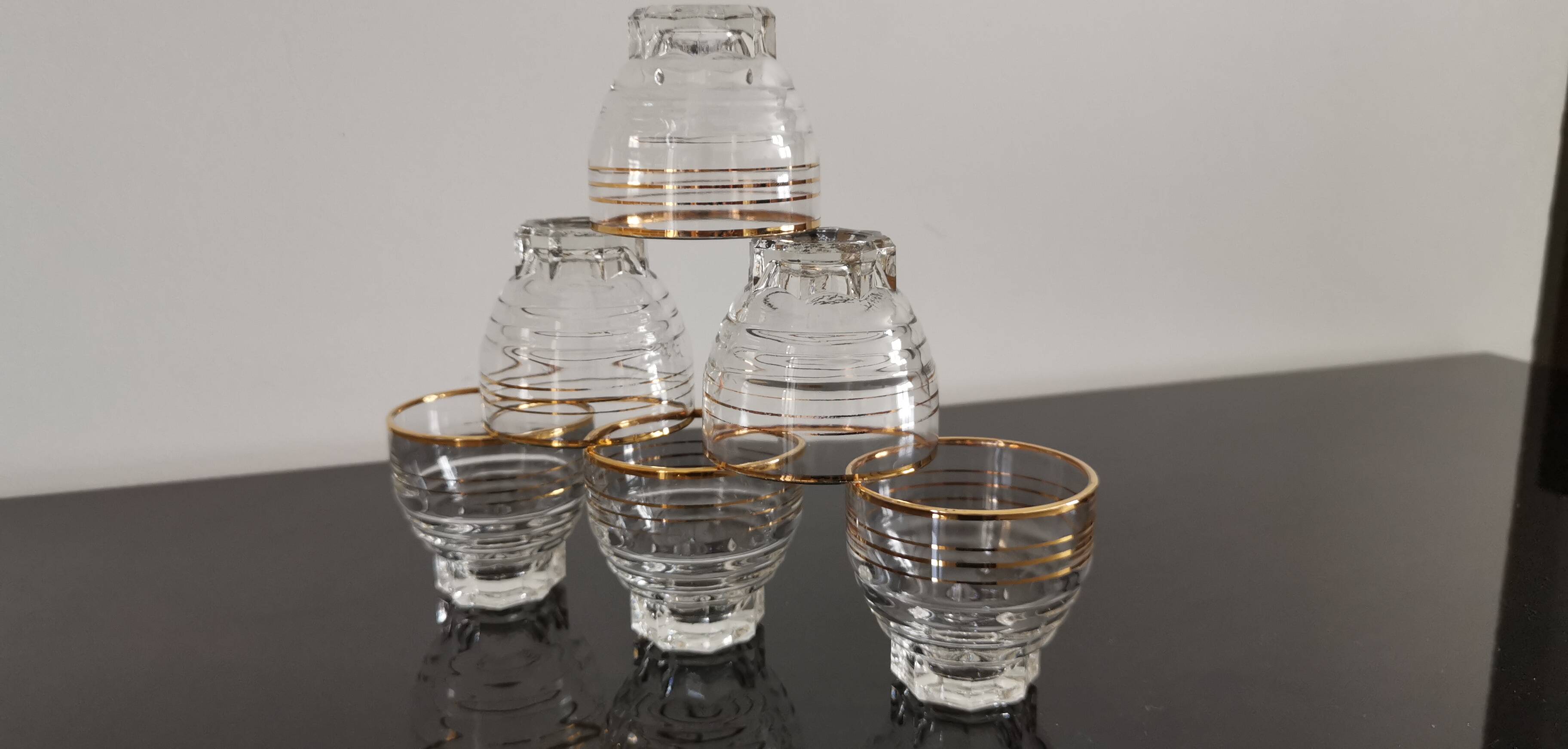 6 transparent glass cups with gold edging