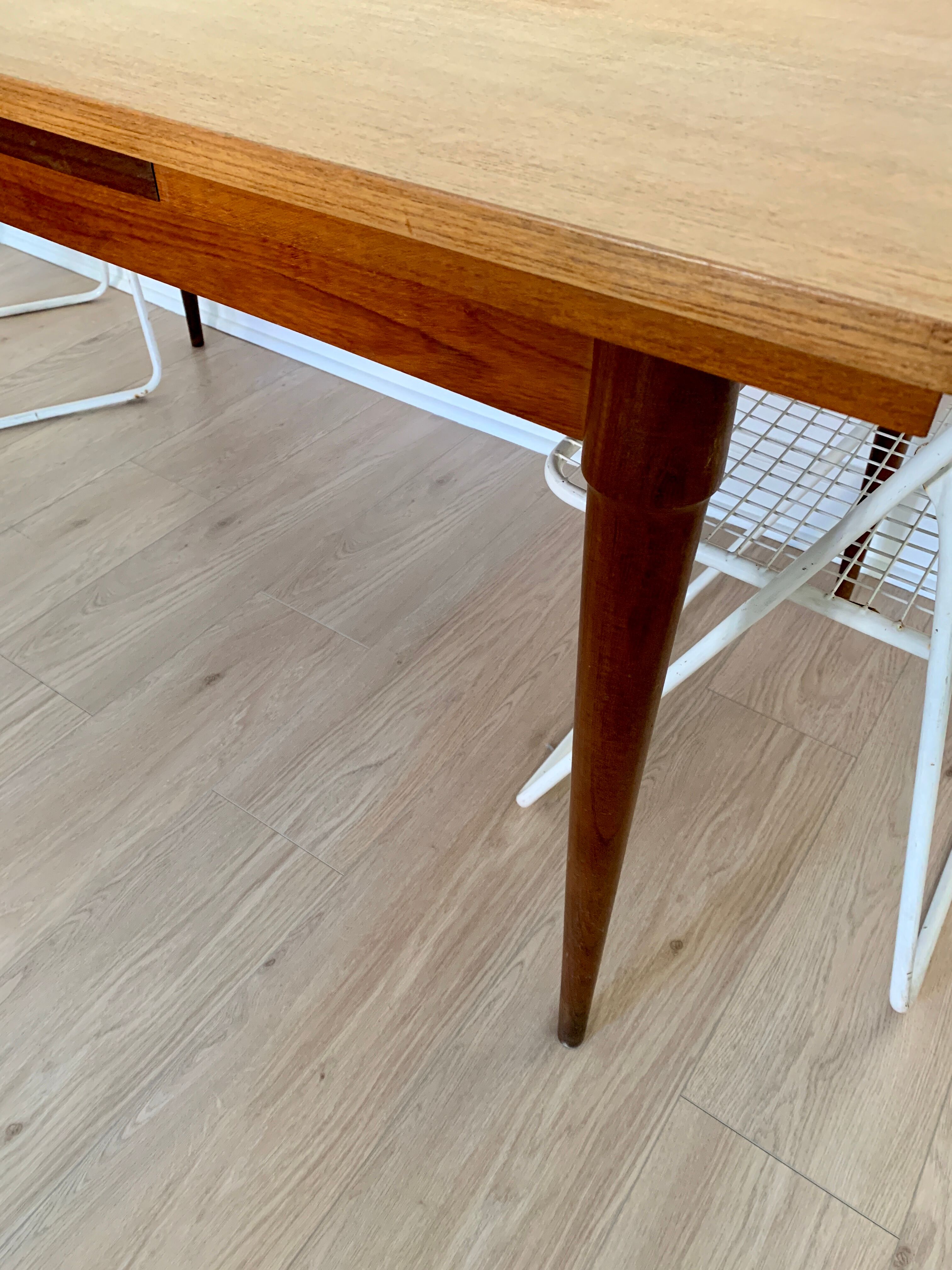 Expandable teak dining table