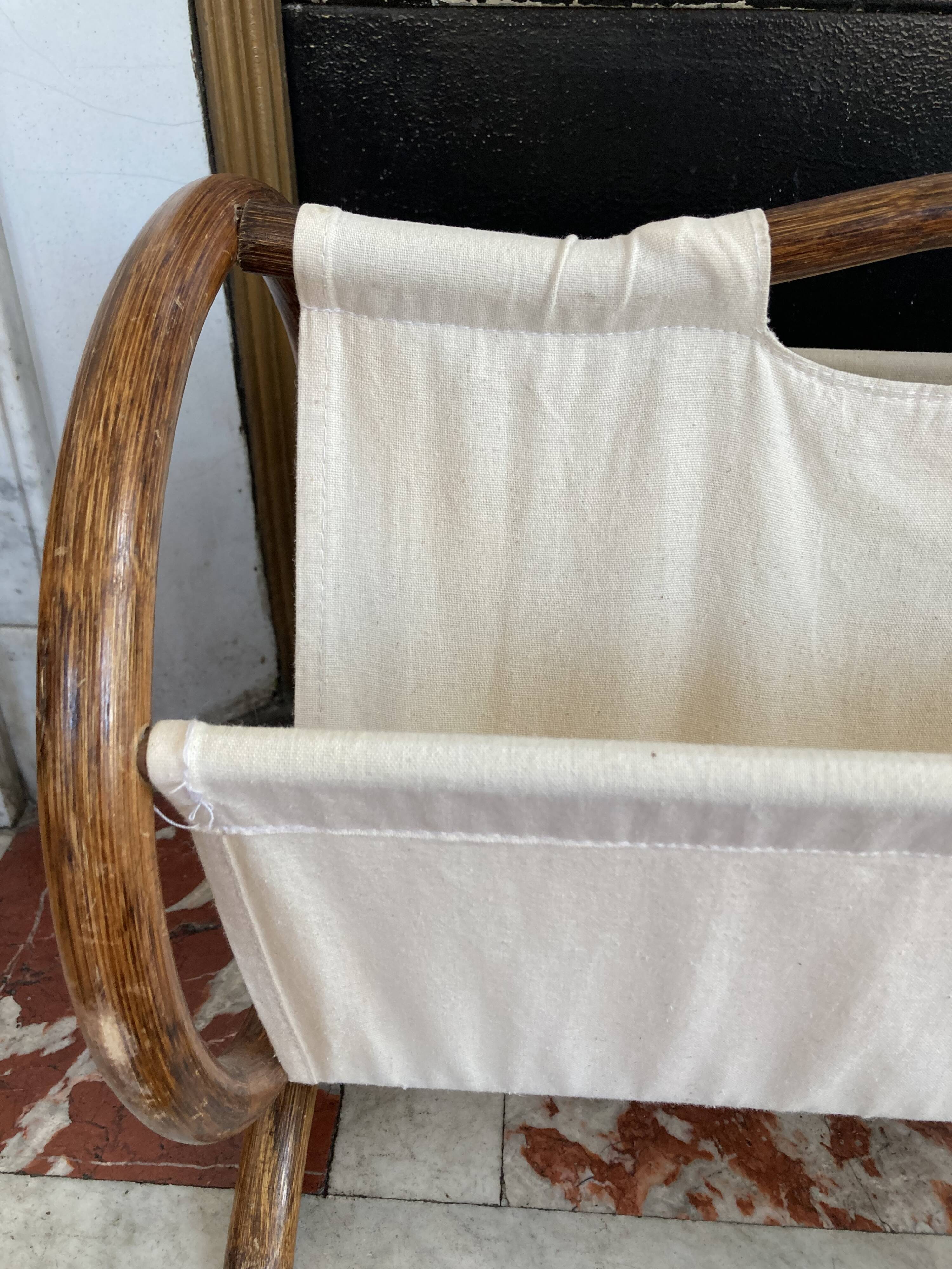 Porte revue en toile et bois