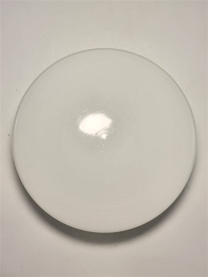 Ceiling light in white opal. Round-shaped light fixture, made of white glass, ut