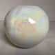 Vase boule blanc irisé