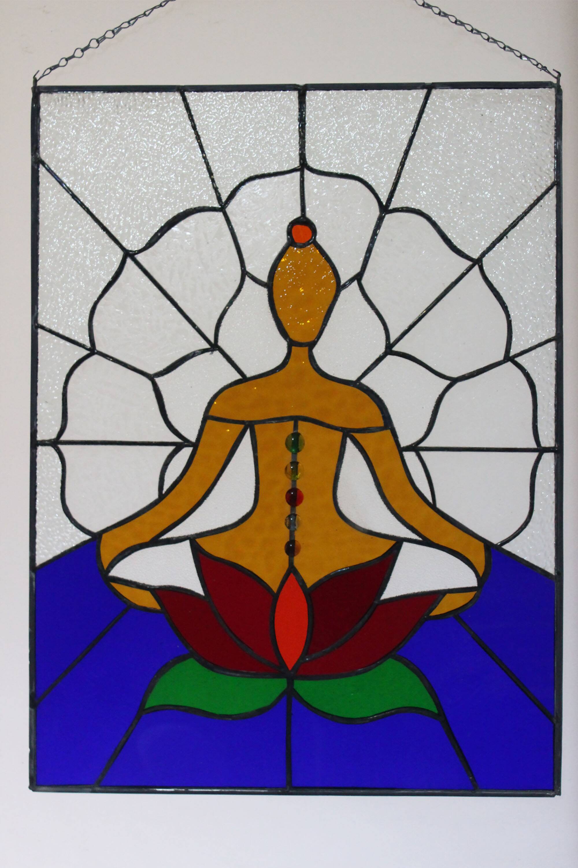 Vitrail décoratif Femme en méditation, Art du yoga en verre coloré, 48 × 66