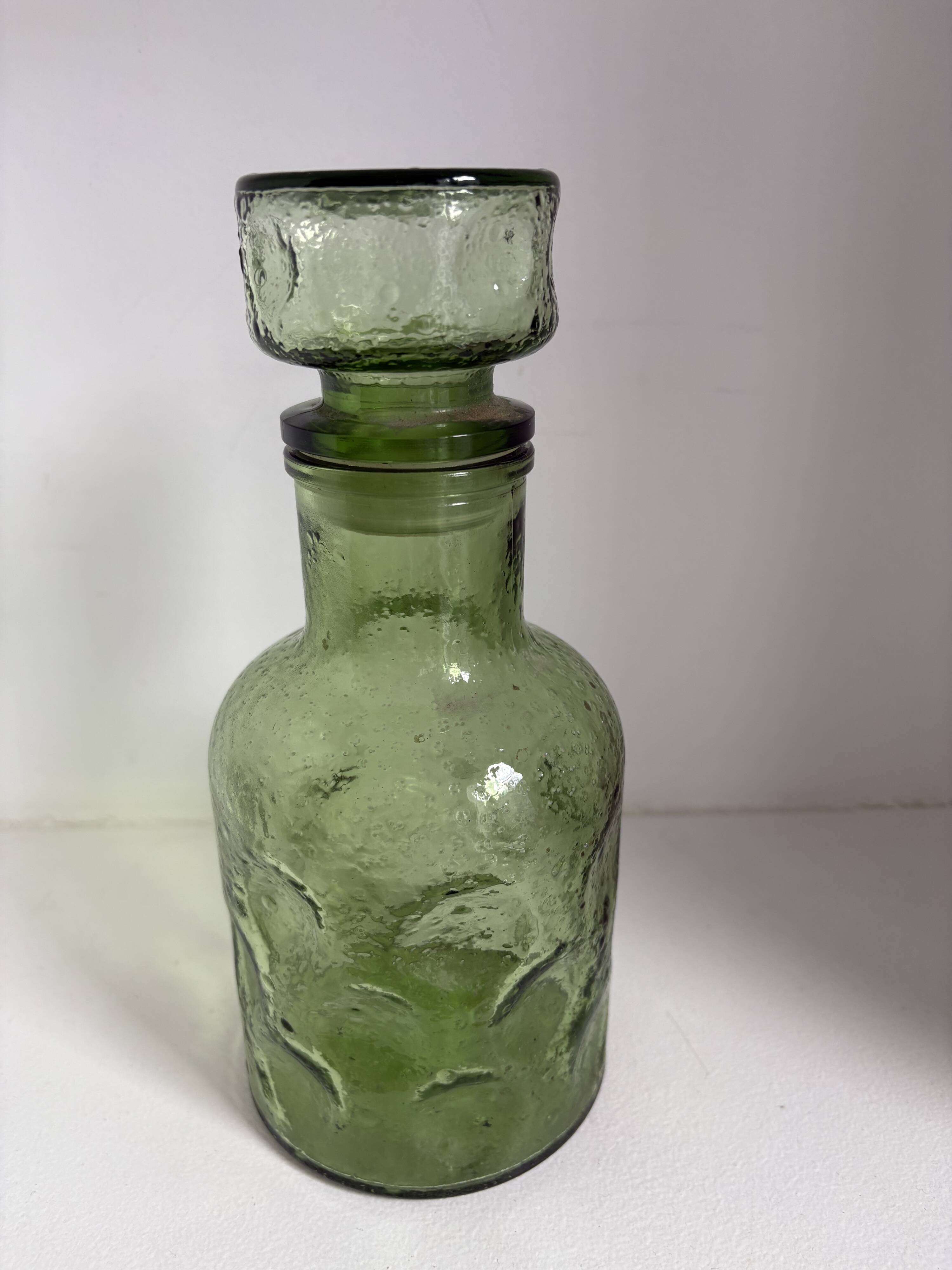 Set of 19 decorative items