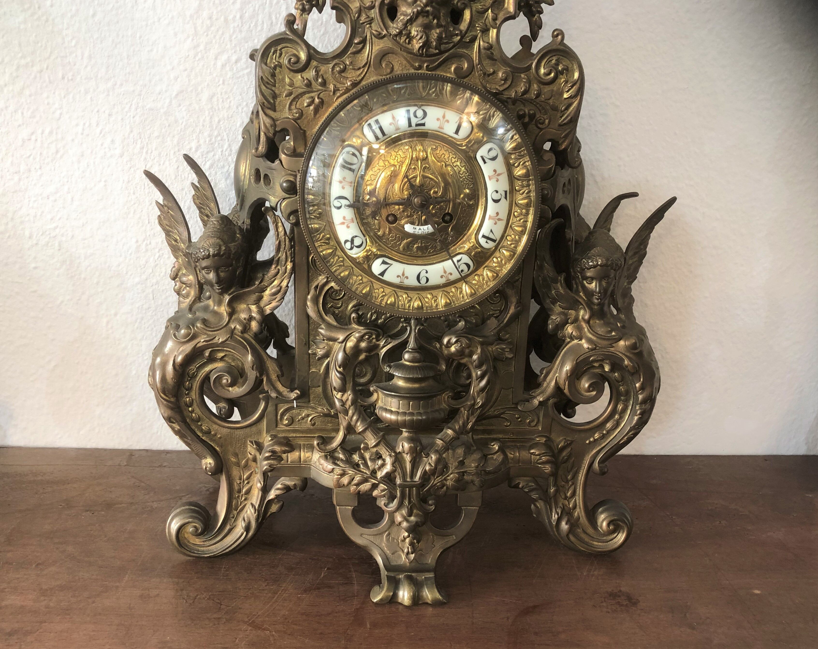 Pendule gothique en bronze 78 cm décor de sphinges Selency