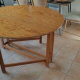 Foldable oval half-moon table, sliding legs