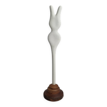 Sculpture d’inspiration biomorphique, sur socle en bois industriel, 35 cm