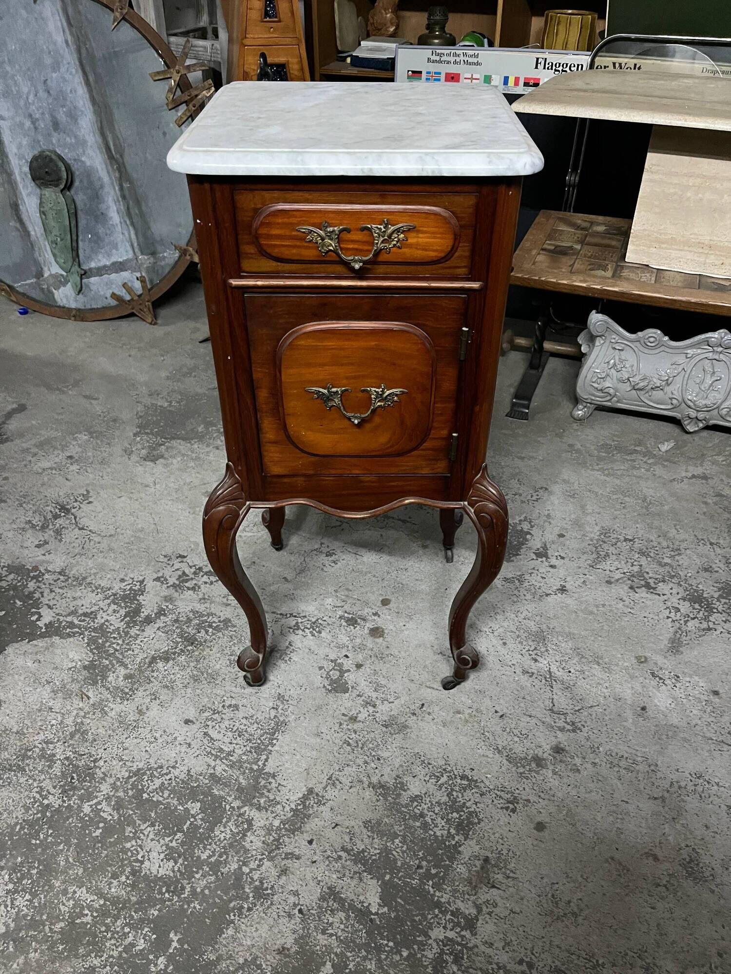 Table de chevet française style Louis XV avec plateau en marbre