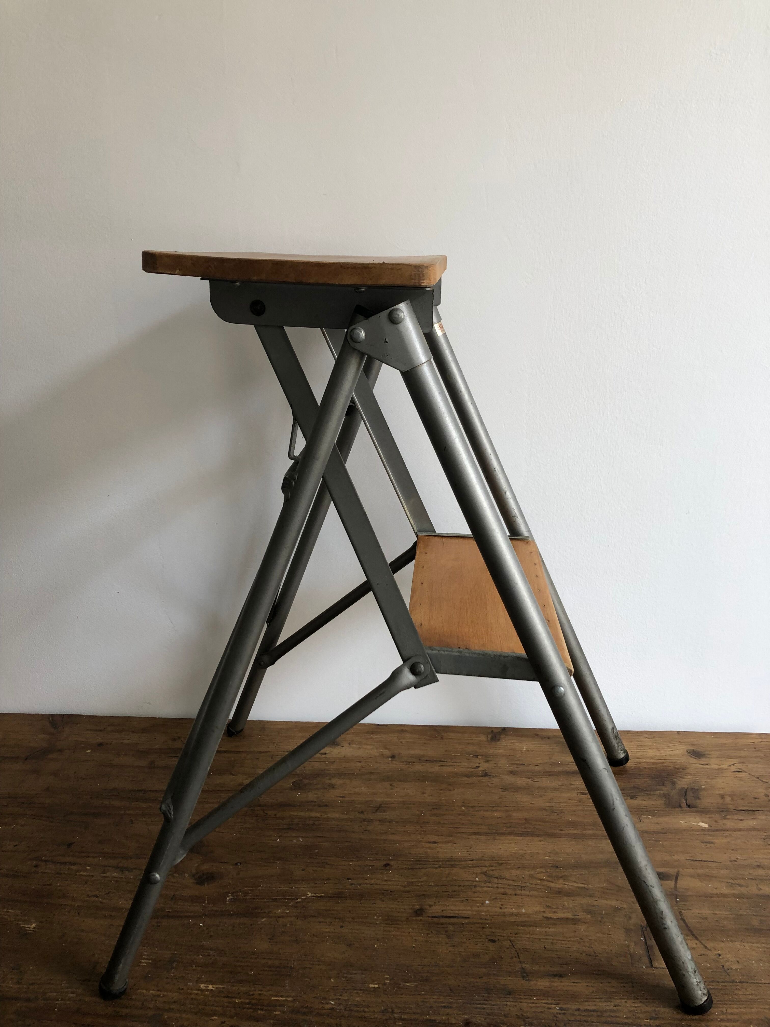 Stepladder, folding step