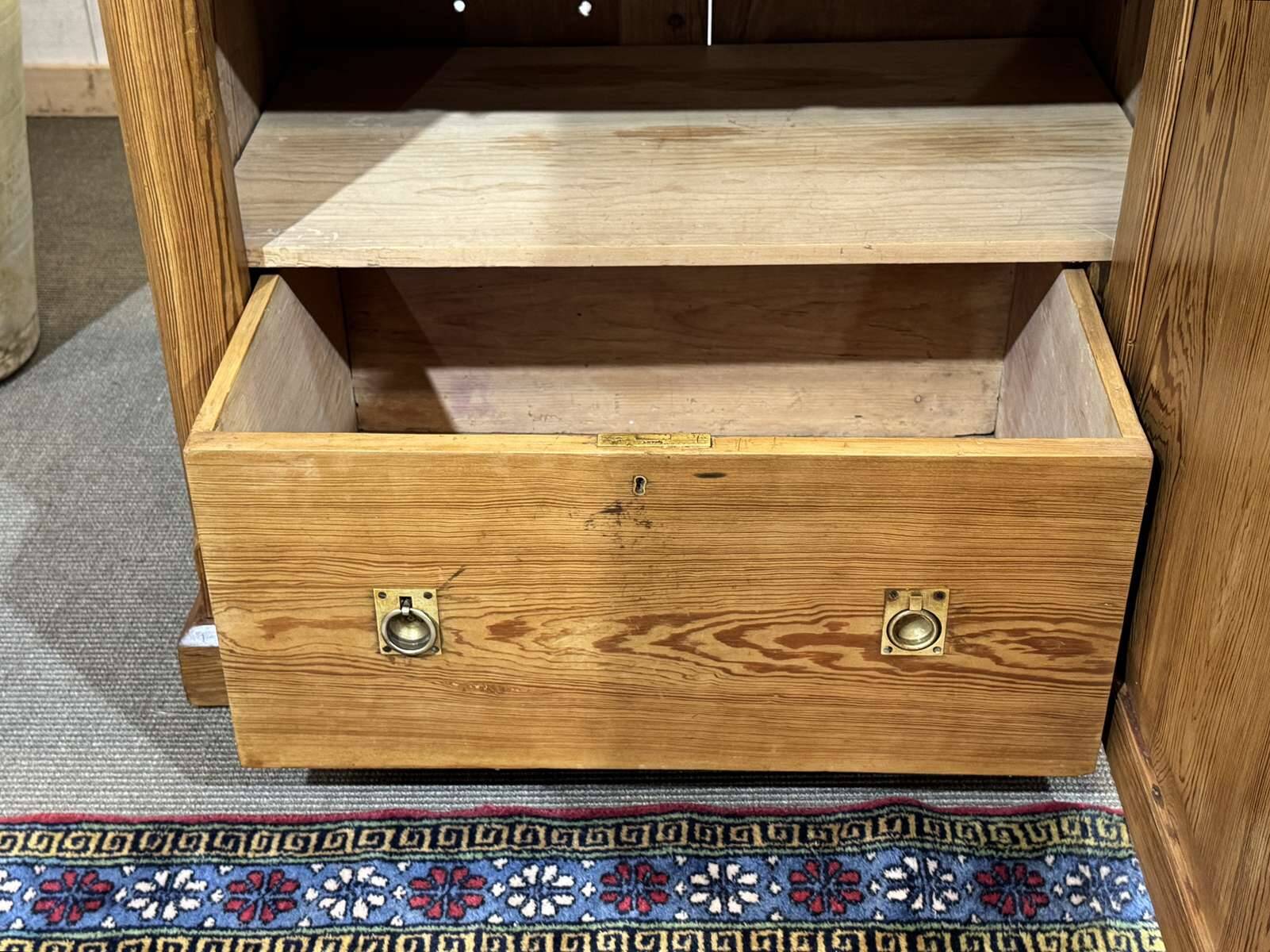 Buffet 1 door English early 20th century in pitch pine.