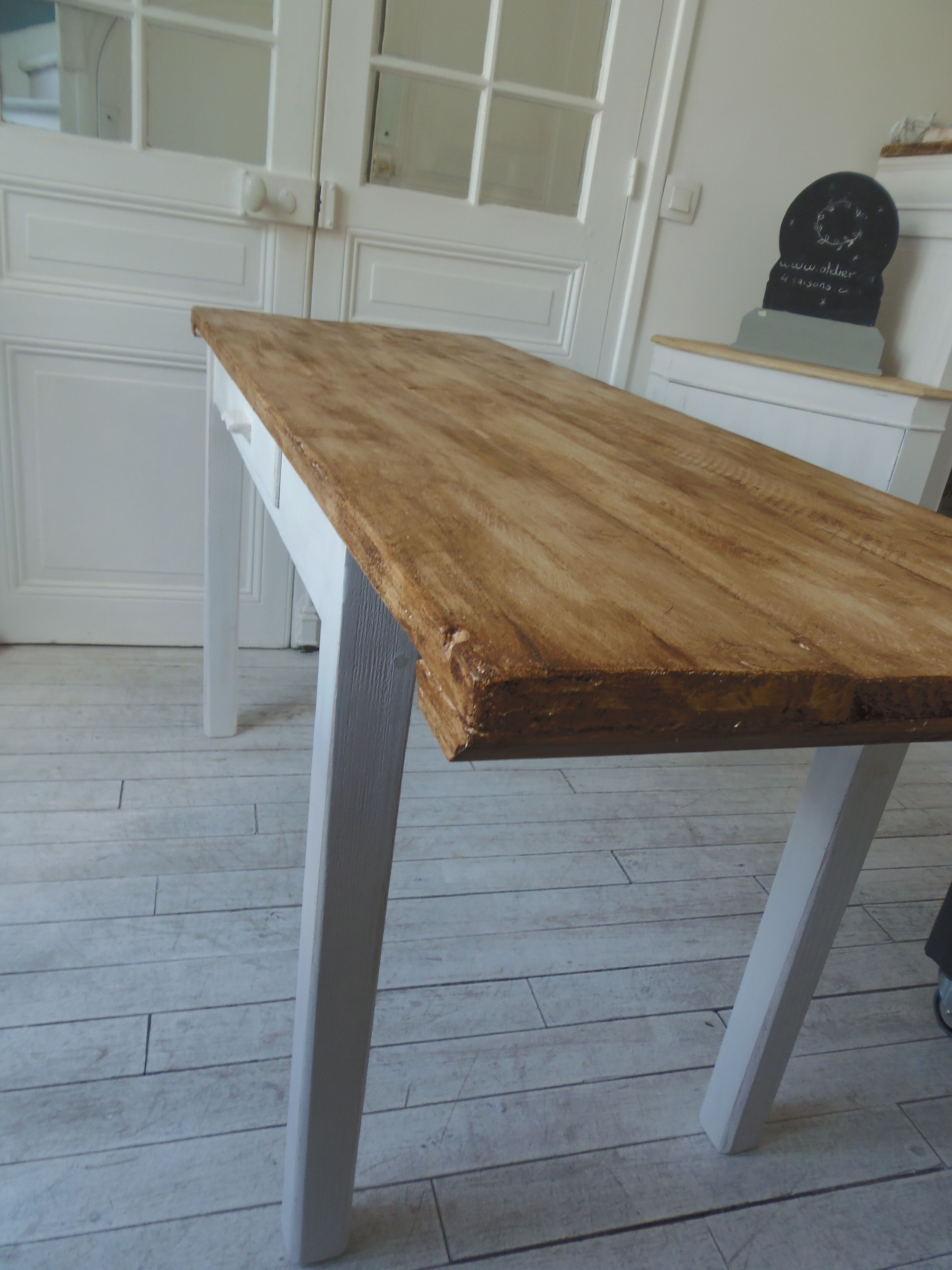 Farm table, leg and belt patinated pearl gray, waxed top medium oak.
