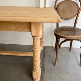 Stretchable stripped farmhouse table