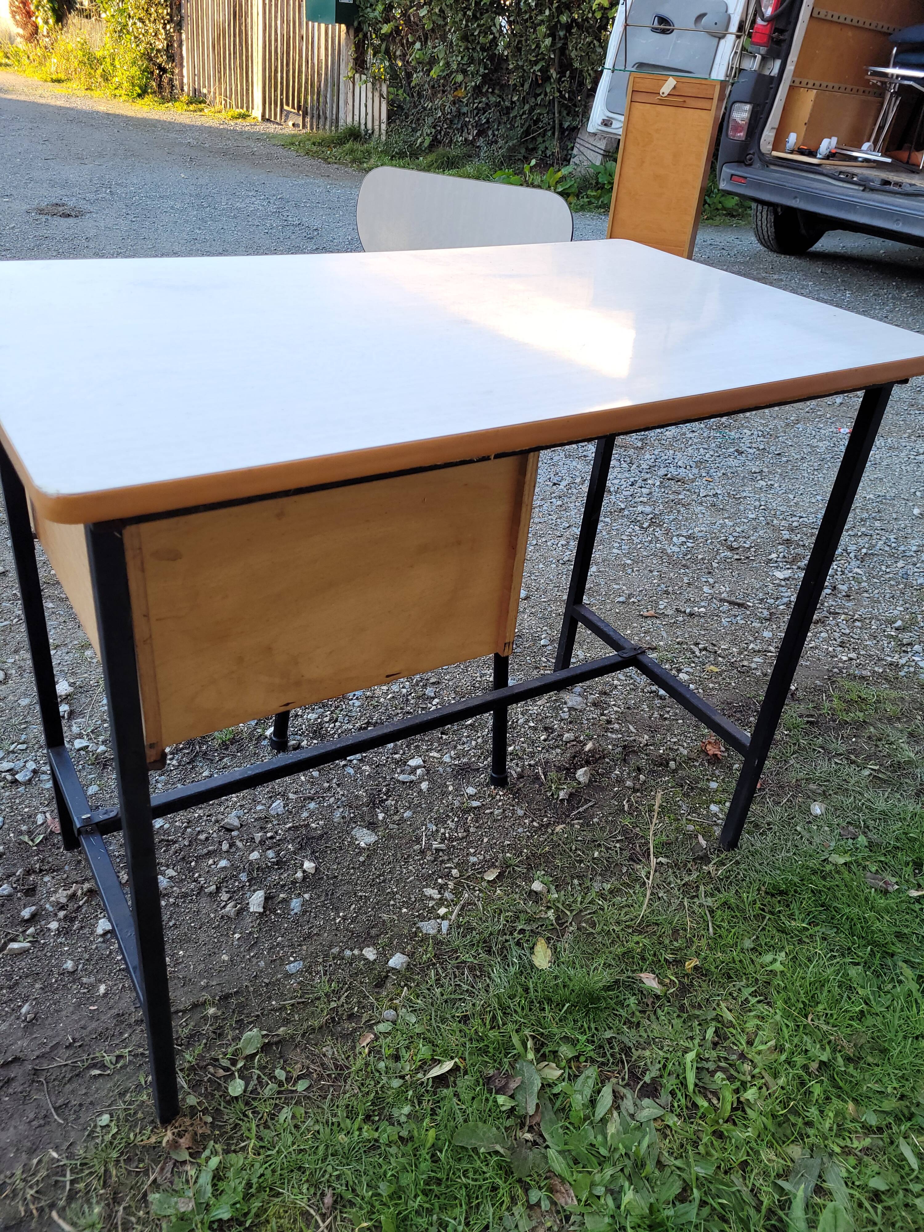 Children's desk year 60 70 and his chair