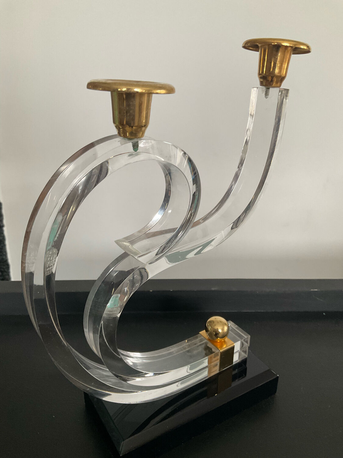Pair of Hollywood Regency candlesticks in lucite and brass