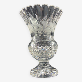 Grand vase sur piédouche en cristal taillé à décor de guirlande de fleurs Bohême