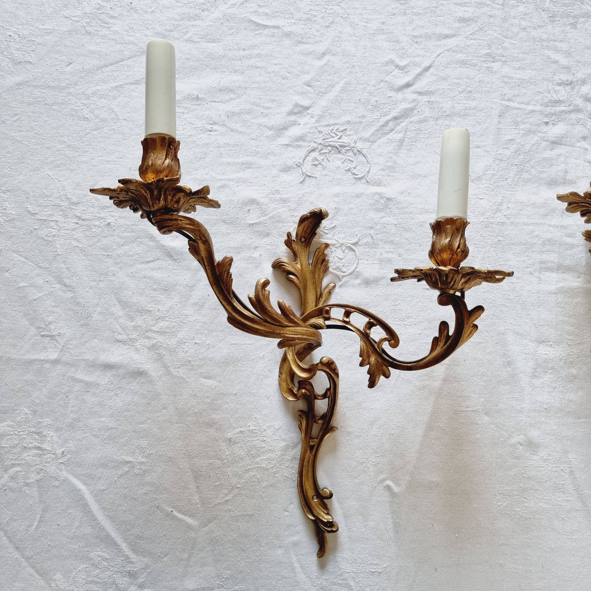 Pair of vintage French wall sconces in bronze, Louis XV Rococo style.