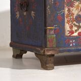 Malle bleue ancienne avec détails floraux peints à la main, c.1870