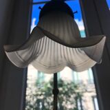Lampe de table art nouveau en laiton fer et corolle de verre opale