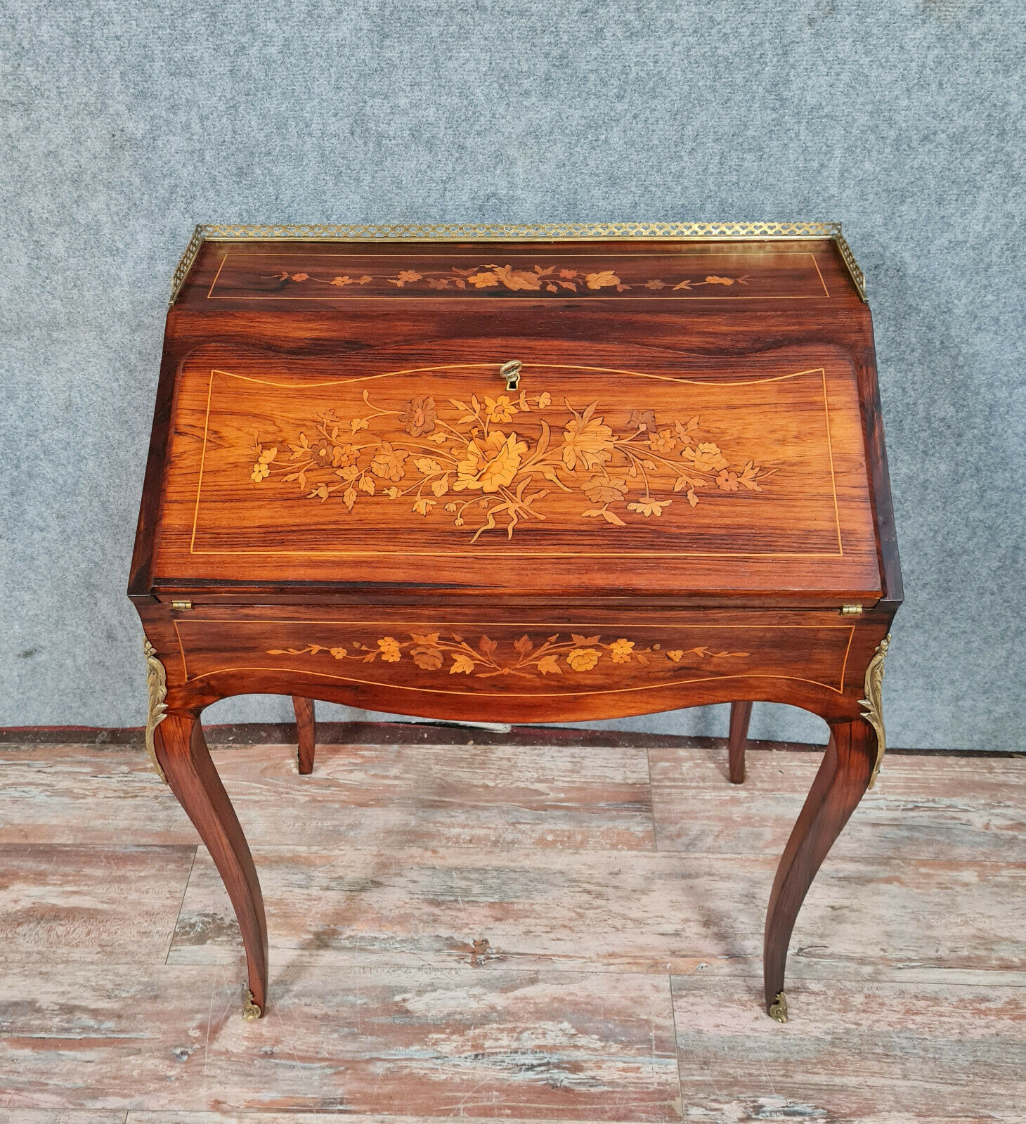 Bureau scriban de pente louis xv galbé en marquèterie vers 1850-1880