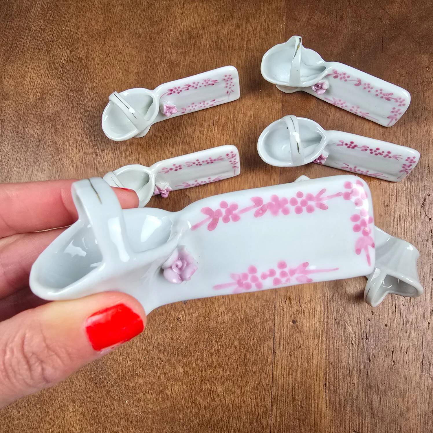 Set of 6 vintage porcelain knife rests with name markers, basket shape.