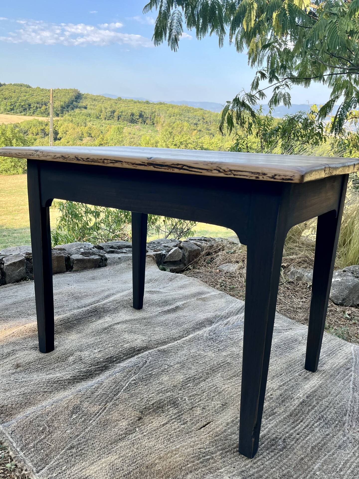 Table de ferme rénovée noire et bois brut