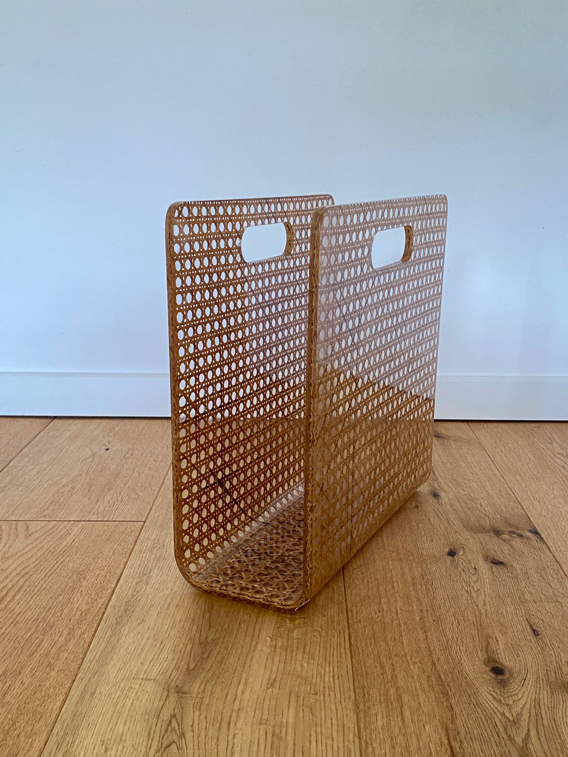 Lucite acrylique & tresse viennoise porte revues newspaper rack