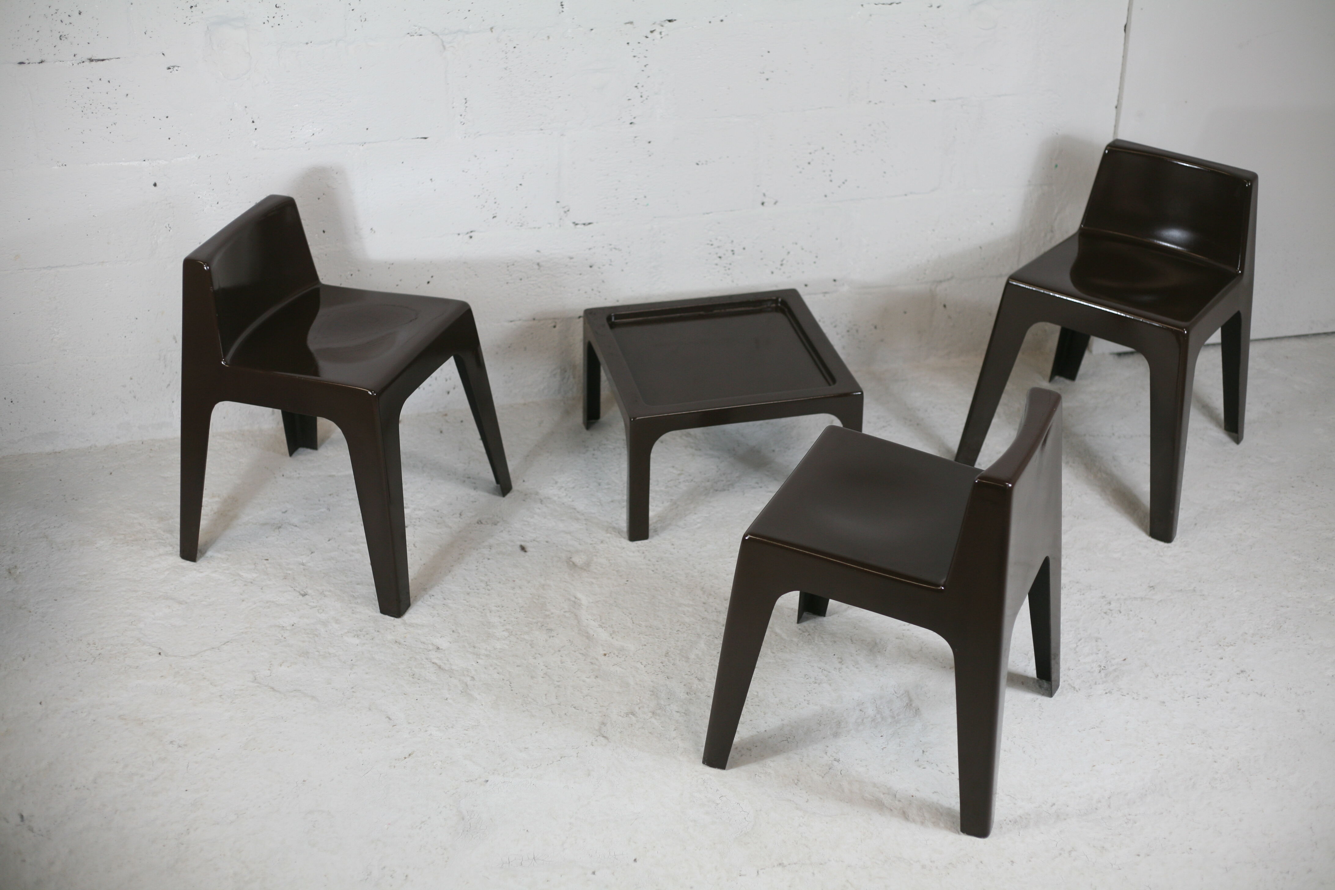 Set ode 3 chairs and 1 coffee table, fiberglass, chocolate color, France, cira 1970