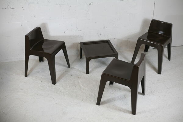 Ensemble ode 3 chaises et 1 table basse fibre de verre, couleur chocolat, France, cira 1970