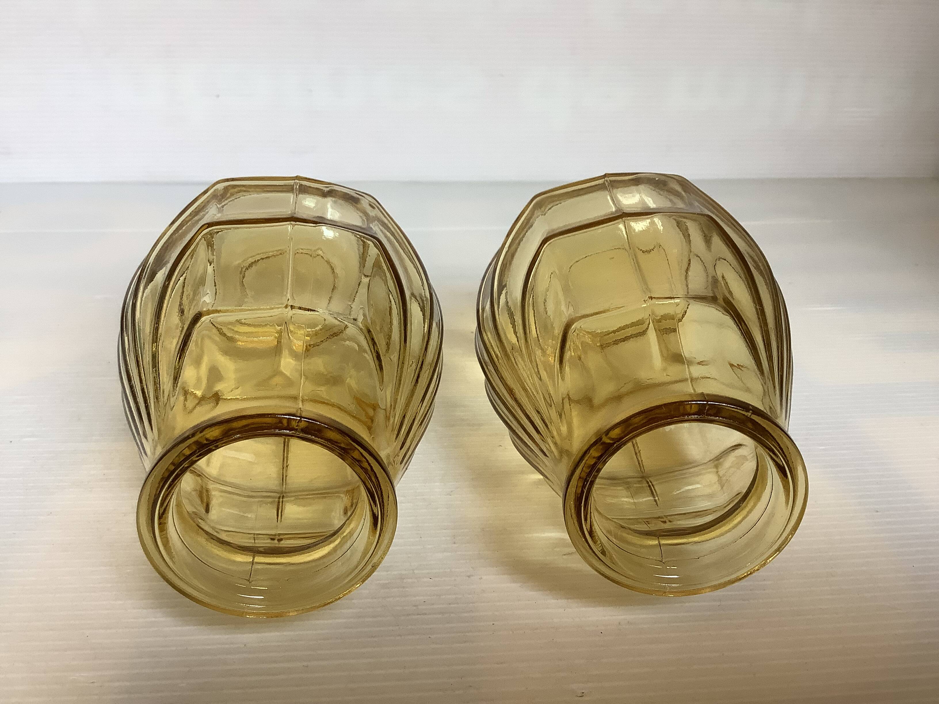 Paire de petits vases jaune verre moulé