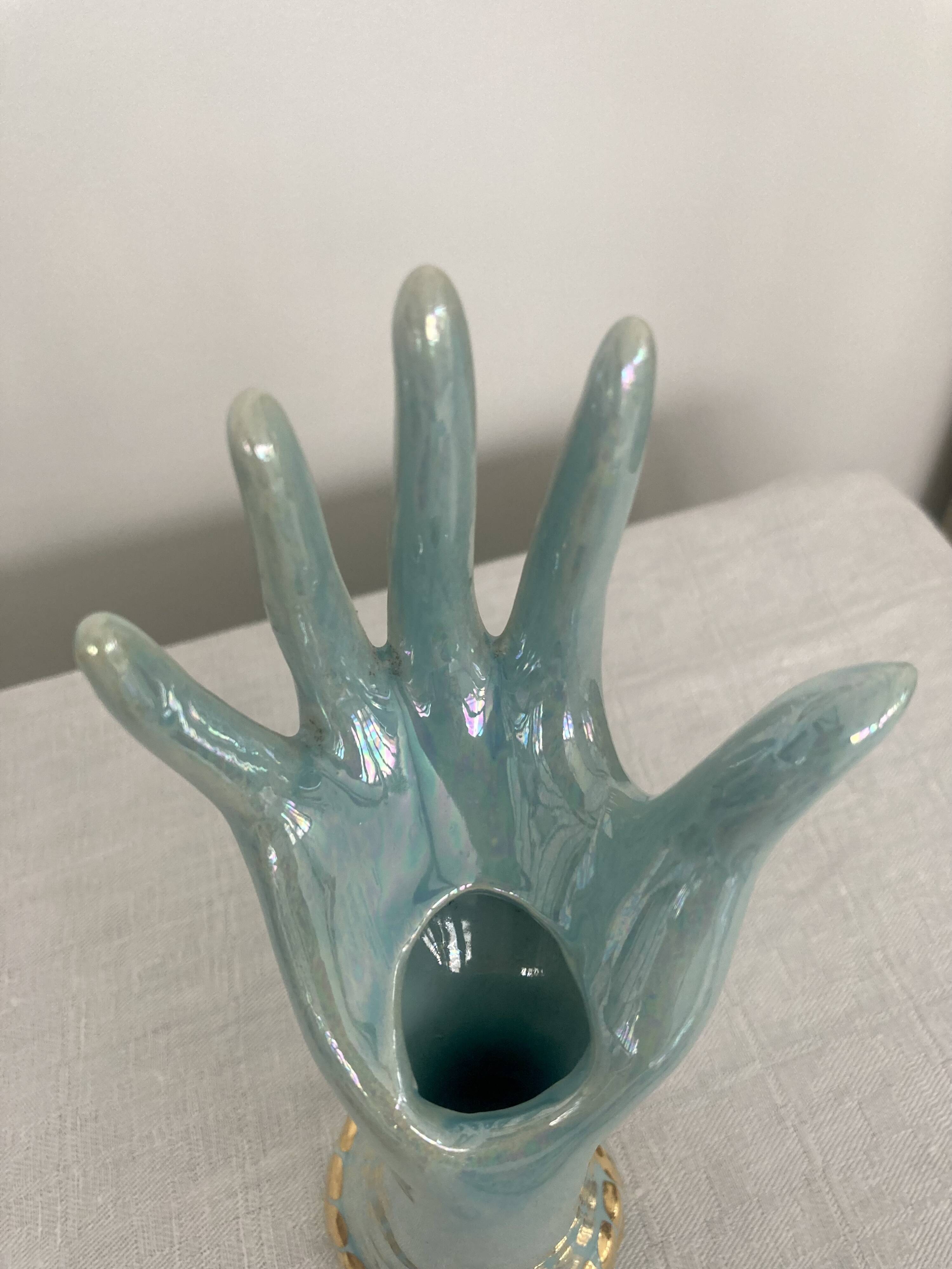 Main soliflore bleu vert irisé et or