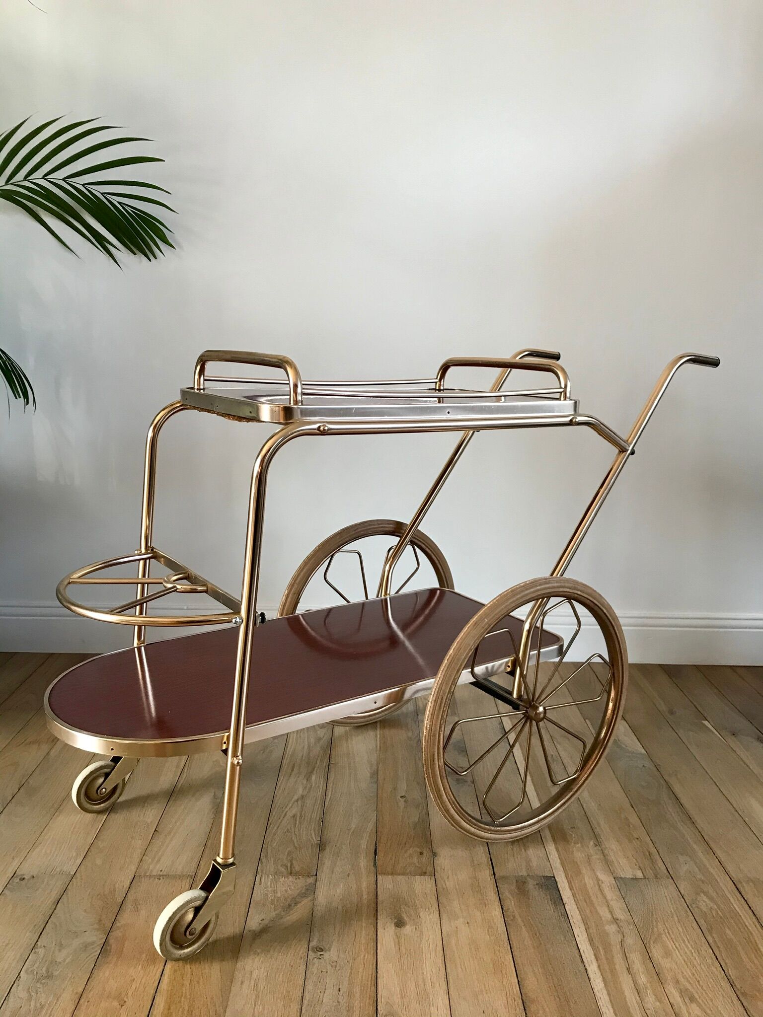 Golden rolling dessert in formica