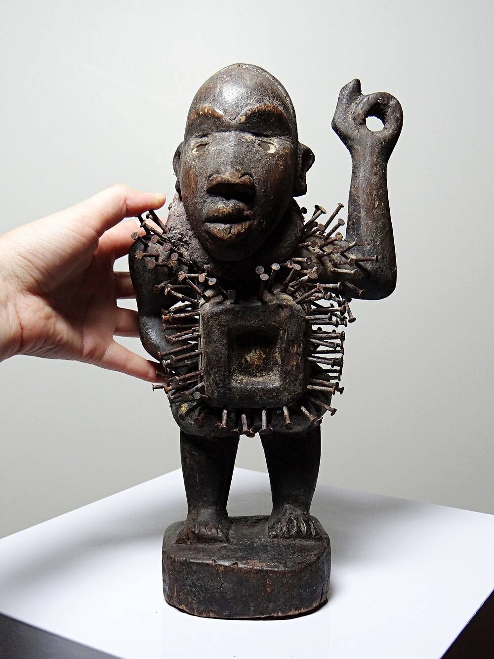 Fétiche à clous Nkisi Nkonde, peuple Kongo, Congo, milieu XXᵉ siècle