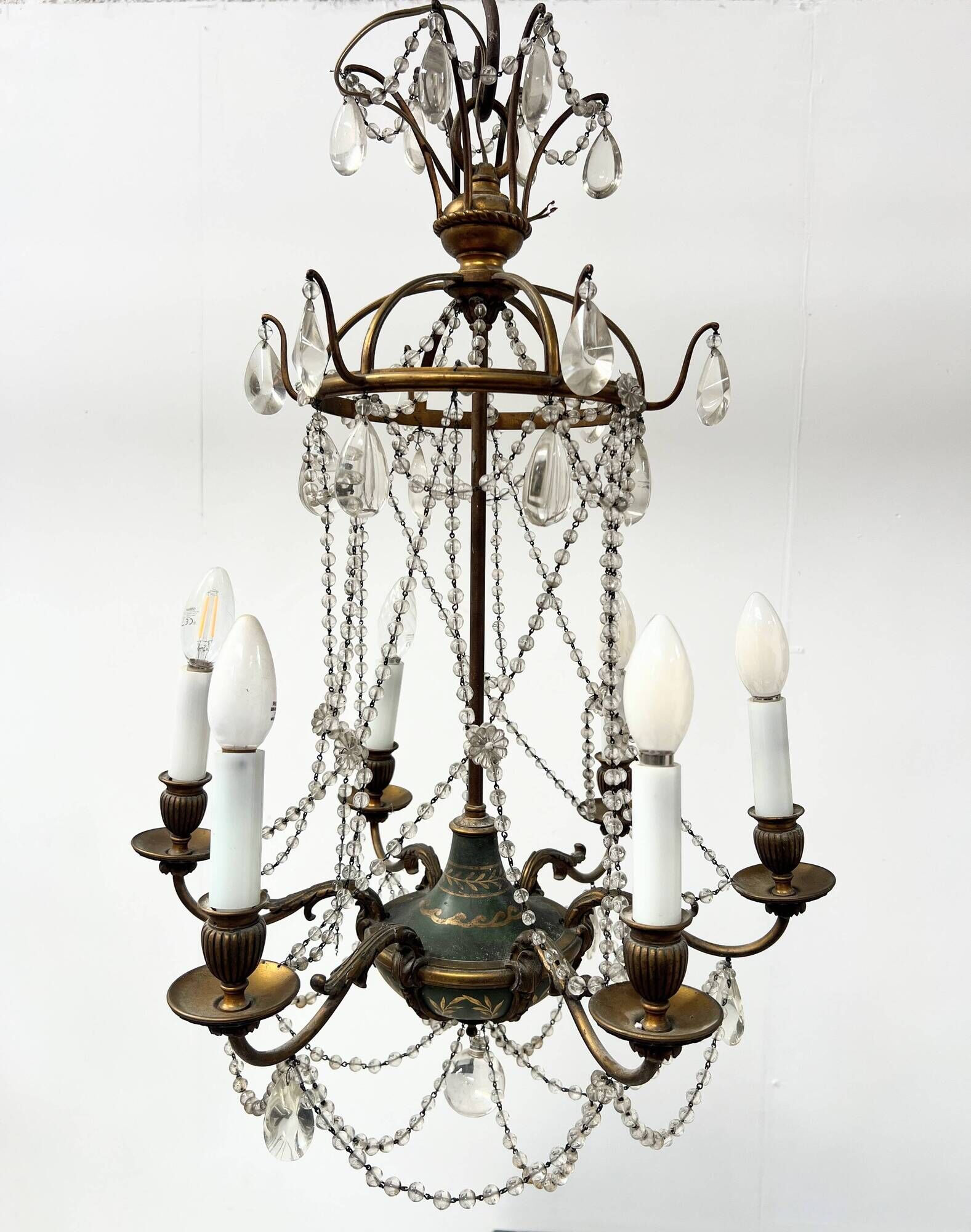 Louis XVI style chandelier with a pearl garland and painted tin, 20th century.