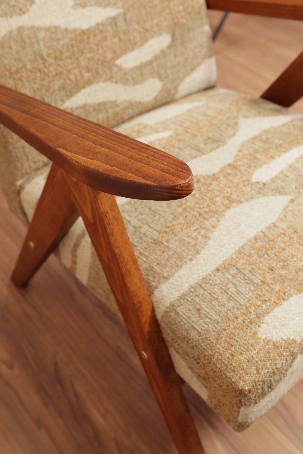 Fauteuil lounge vintage en tissu jacquard à motifs rétro et bois marron