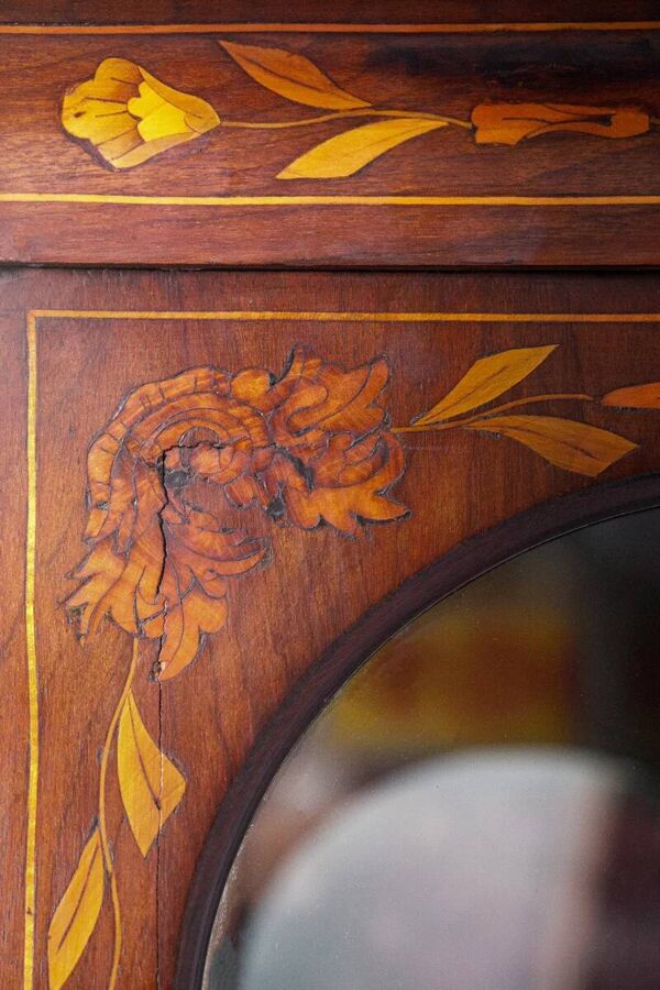 Petite armoire vitrine néerlandaise ancienne en marqueterie florale