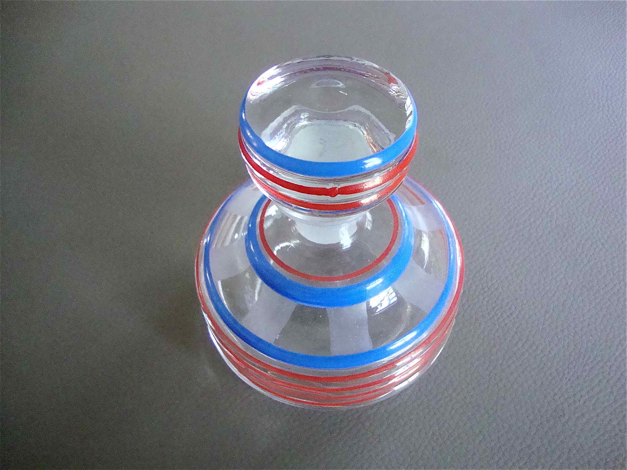 Carafe aux cercles rouges et bleus