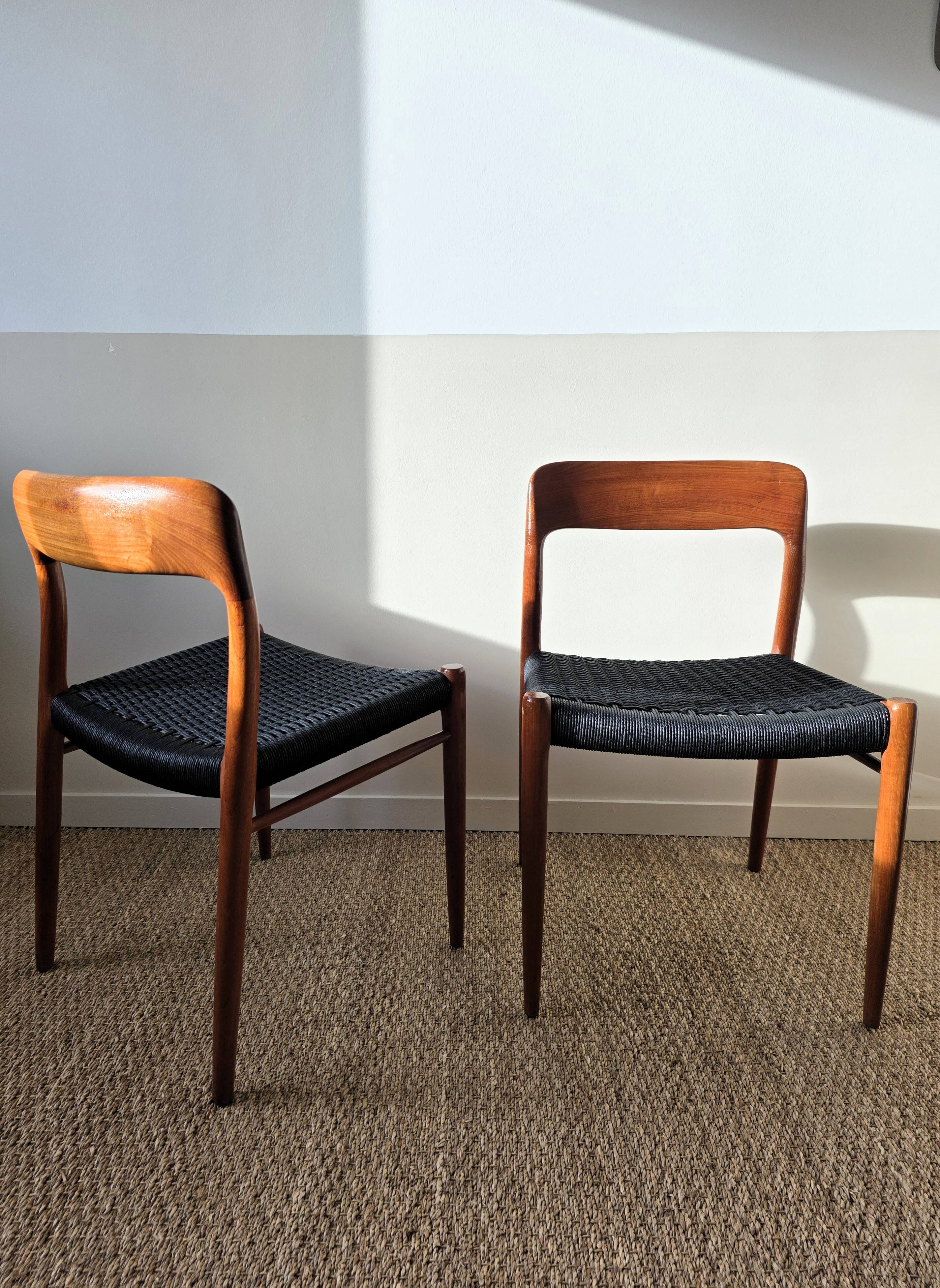 Paire de chaises Niels O. Møller modèle 75 – teck & cordage noir refait