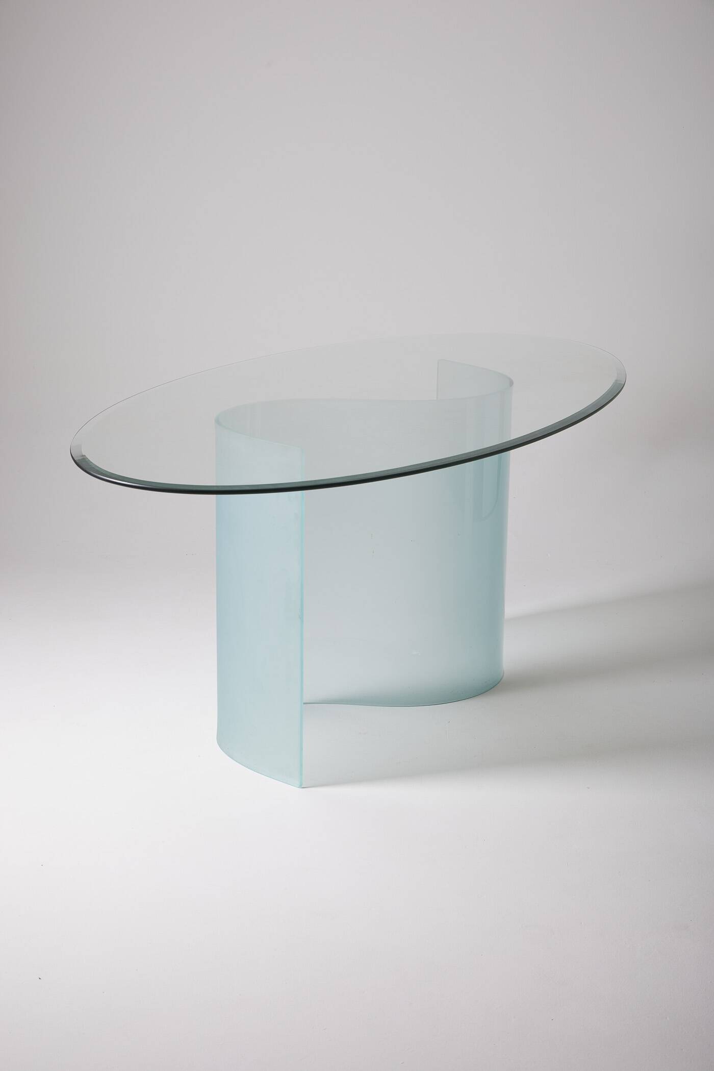 Oval glass table