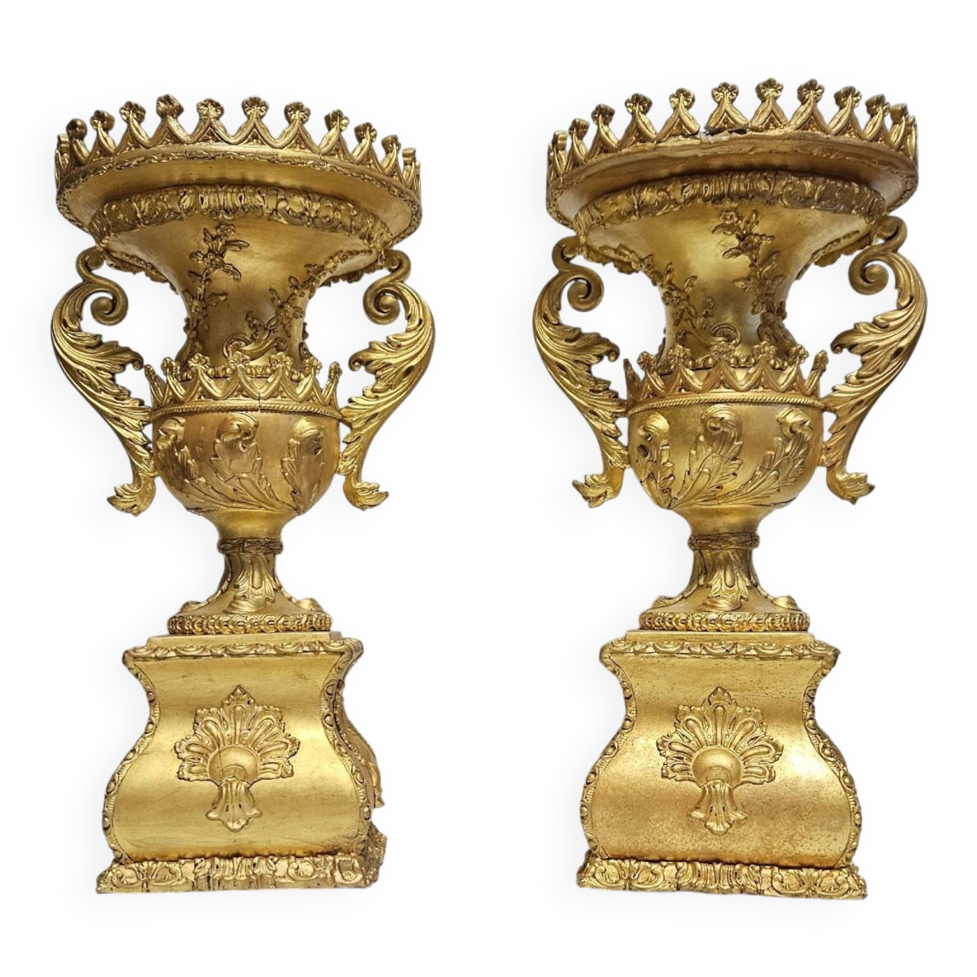 Paire de vases en bois sculpté et doré, au style raffiné inspiré de l'empire