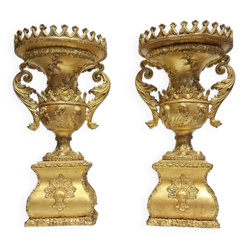 Paire de vases en bois sculpté et doré, au style raffiné inspiré de l'empire