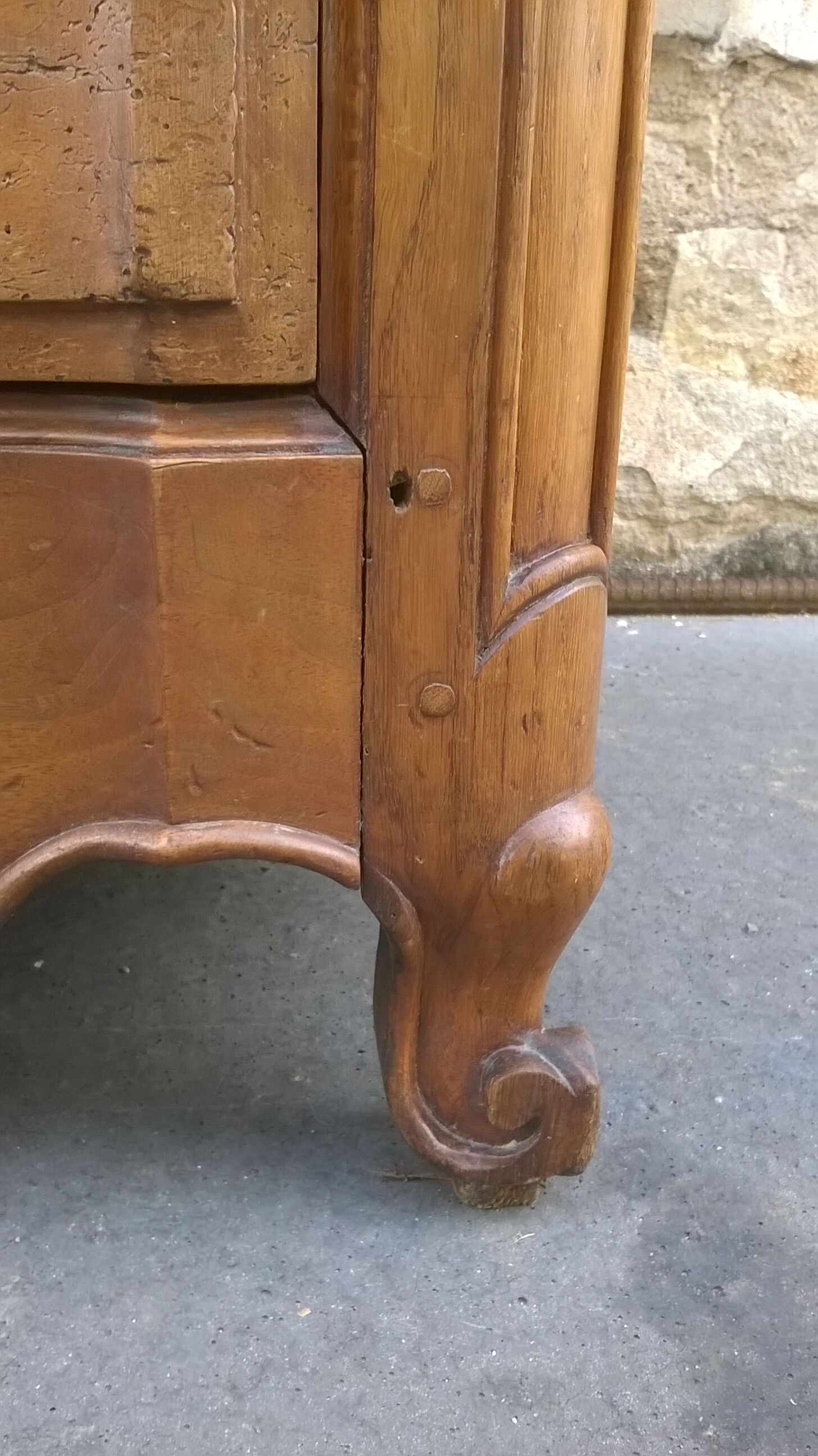 Commode arbalète en noyer XVlle, Louis XV