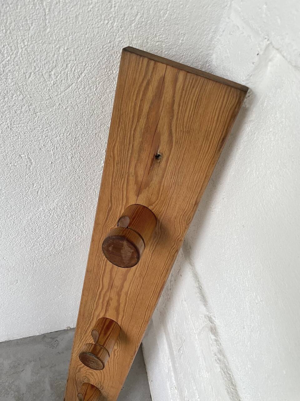 Perriand pine mountain coat rack