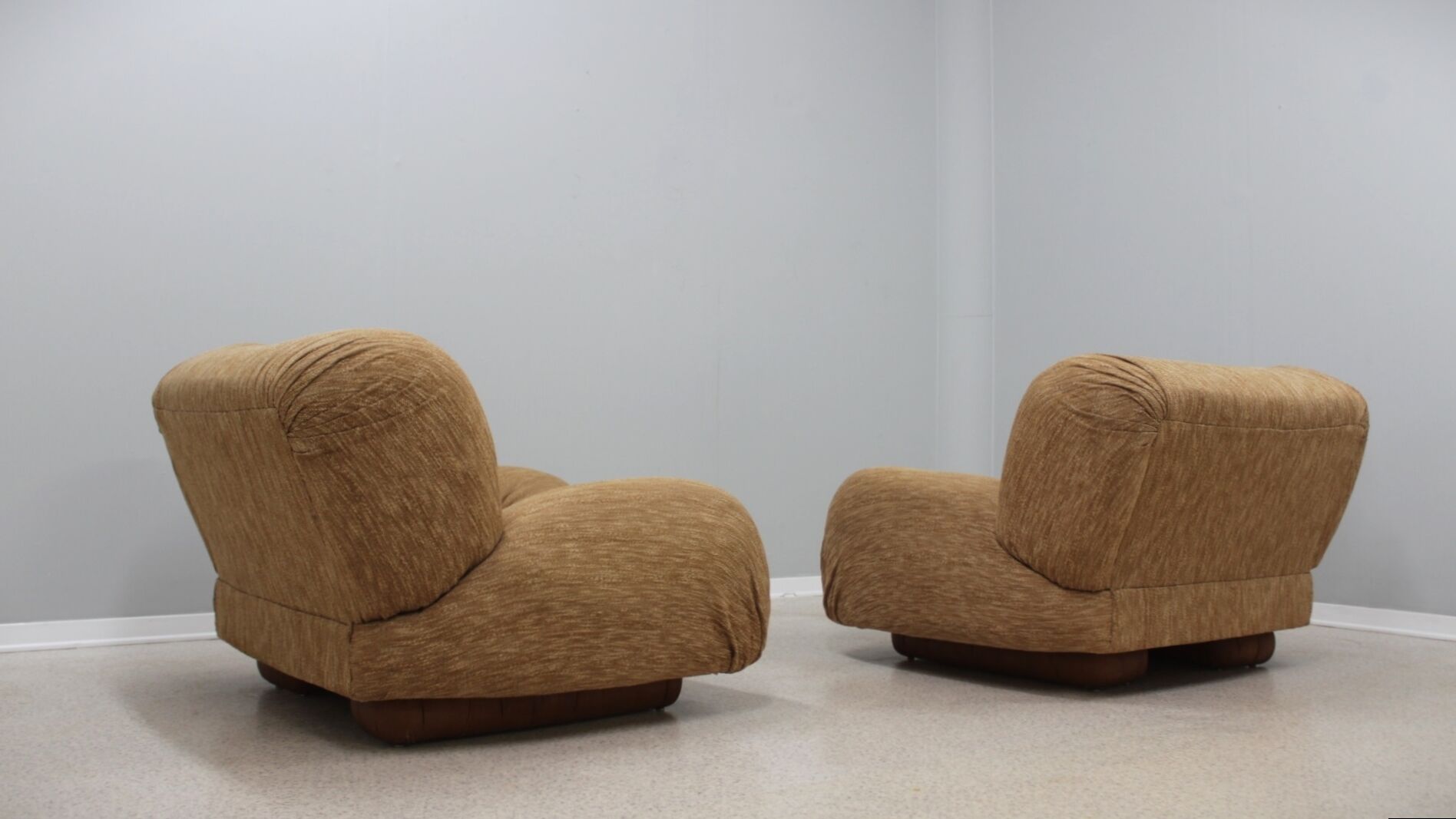 Pair of armchairs by Giuseppe Rossi di Albizzate, 1970s
