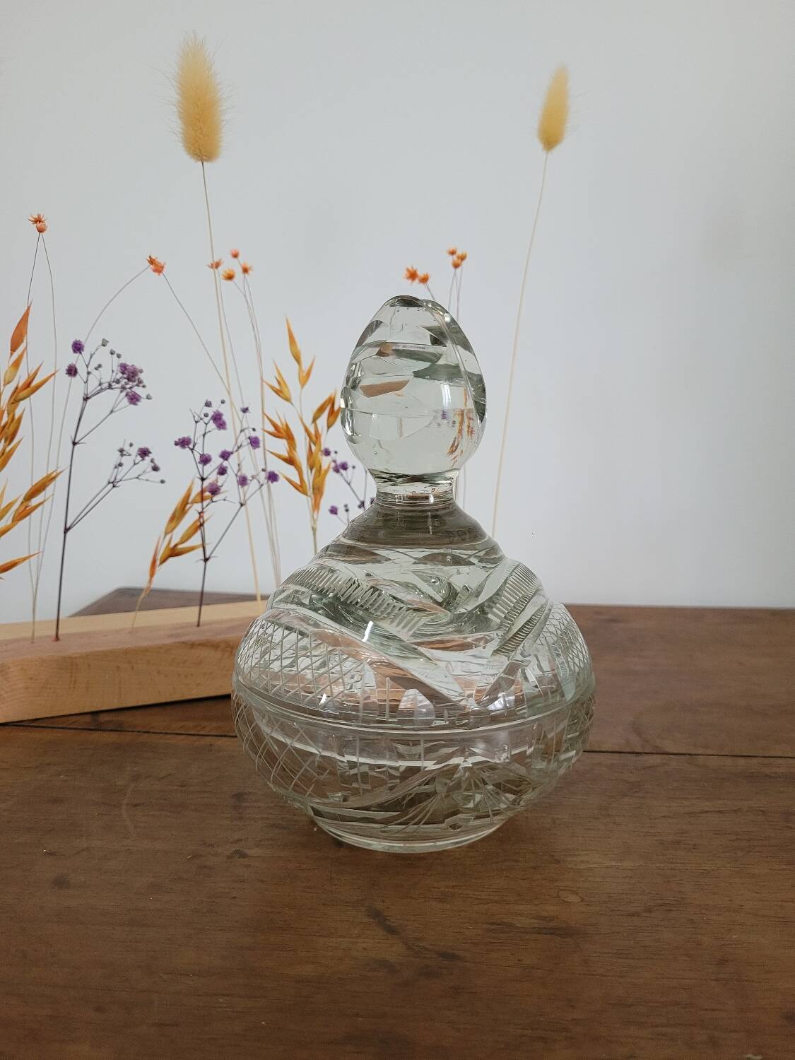 Chiseled crystal candy box