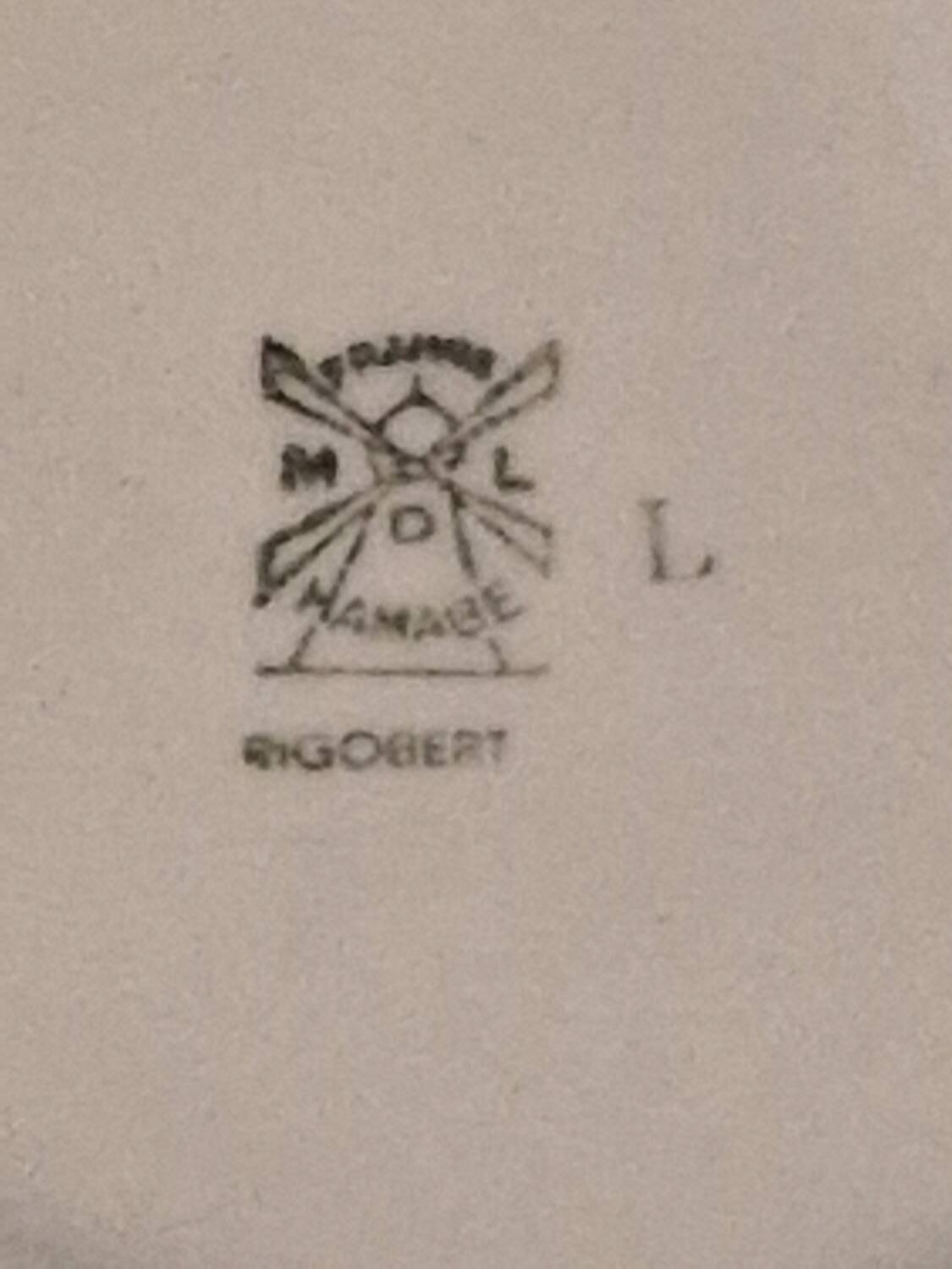 Soup tureen and dish set