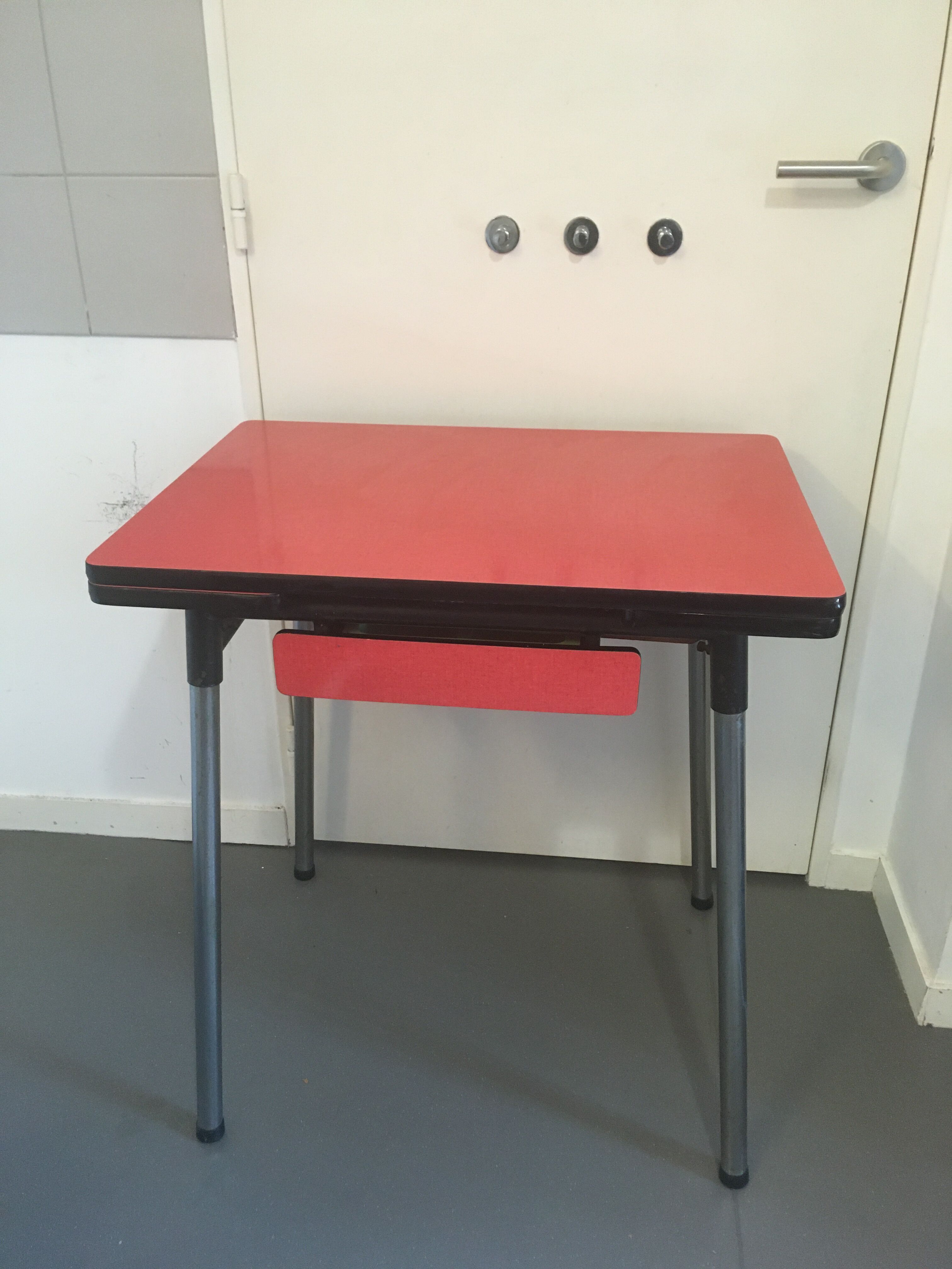 Table in red formica