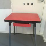 Table en formica rouge