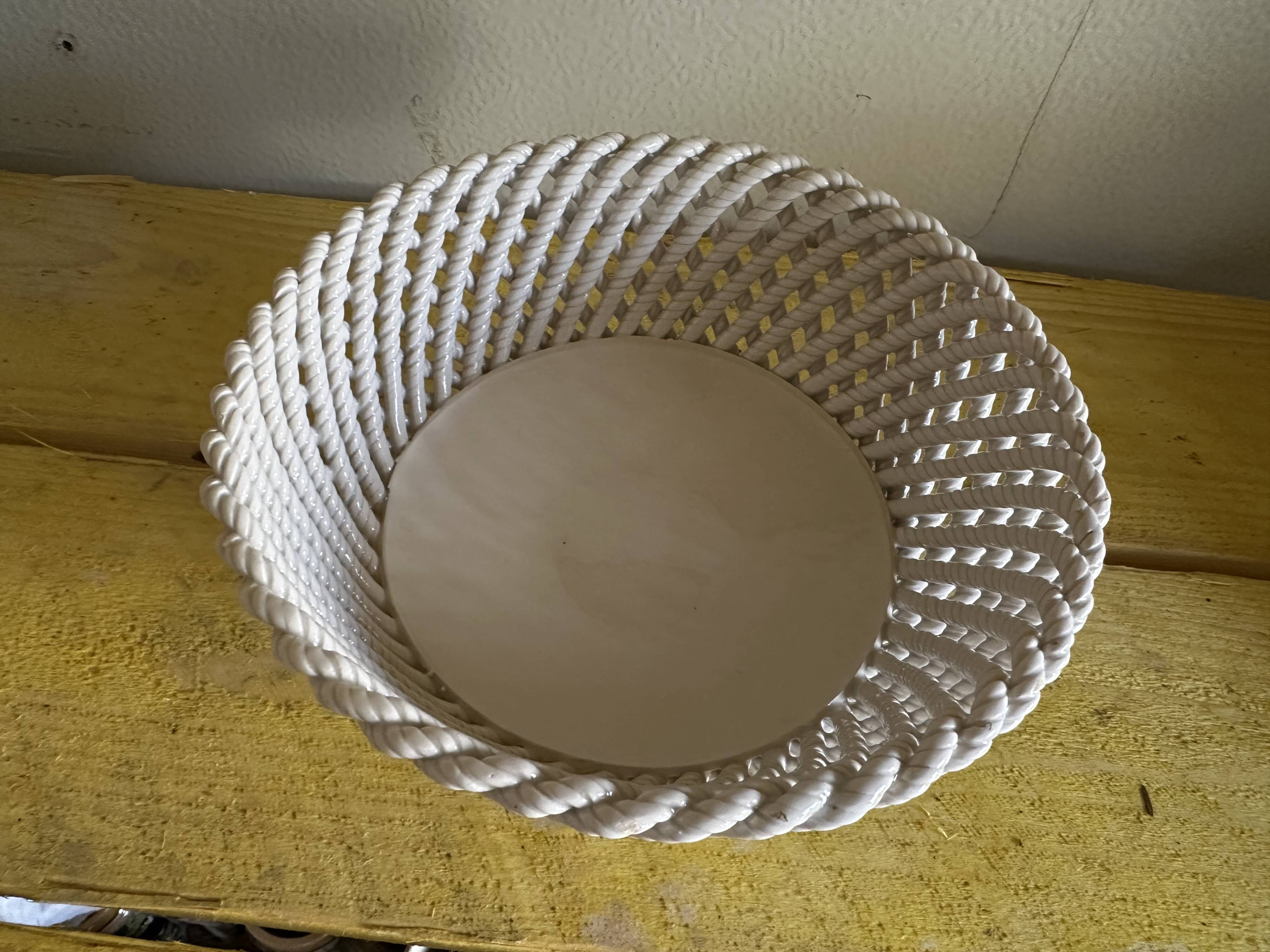 Mid-century woven ceramic basket / empty pocket, diameter 19 cm