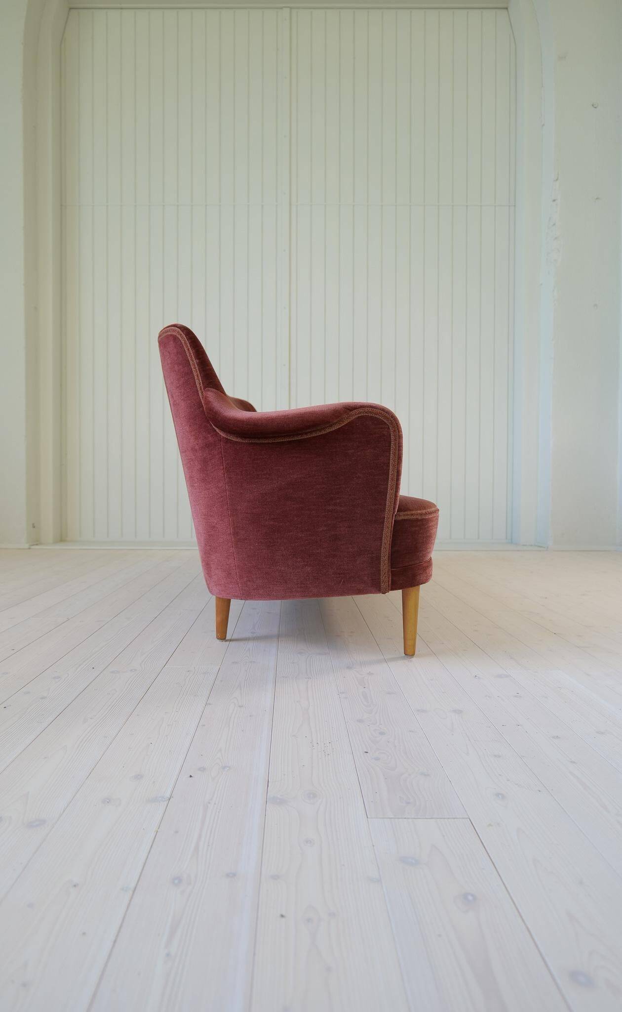 "Samsas" canapé in rare velvet by Carl Malmsten from the mid-century, Sweden, 1960s.