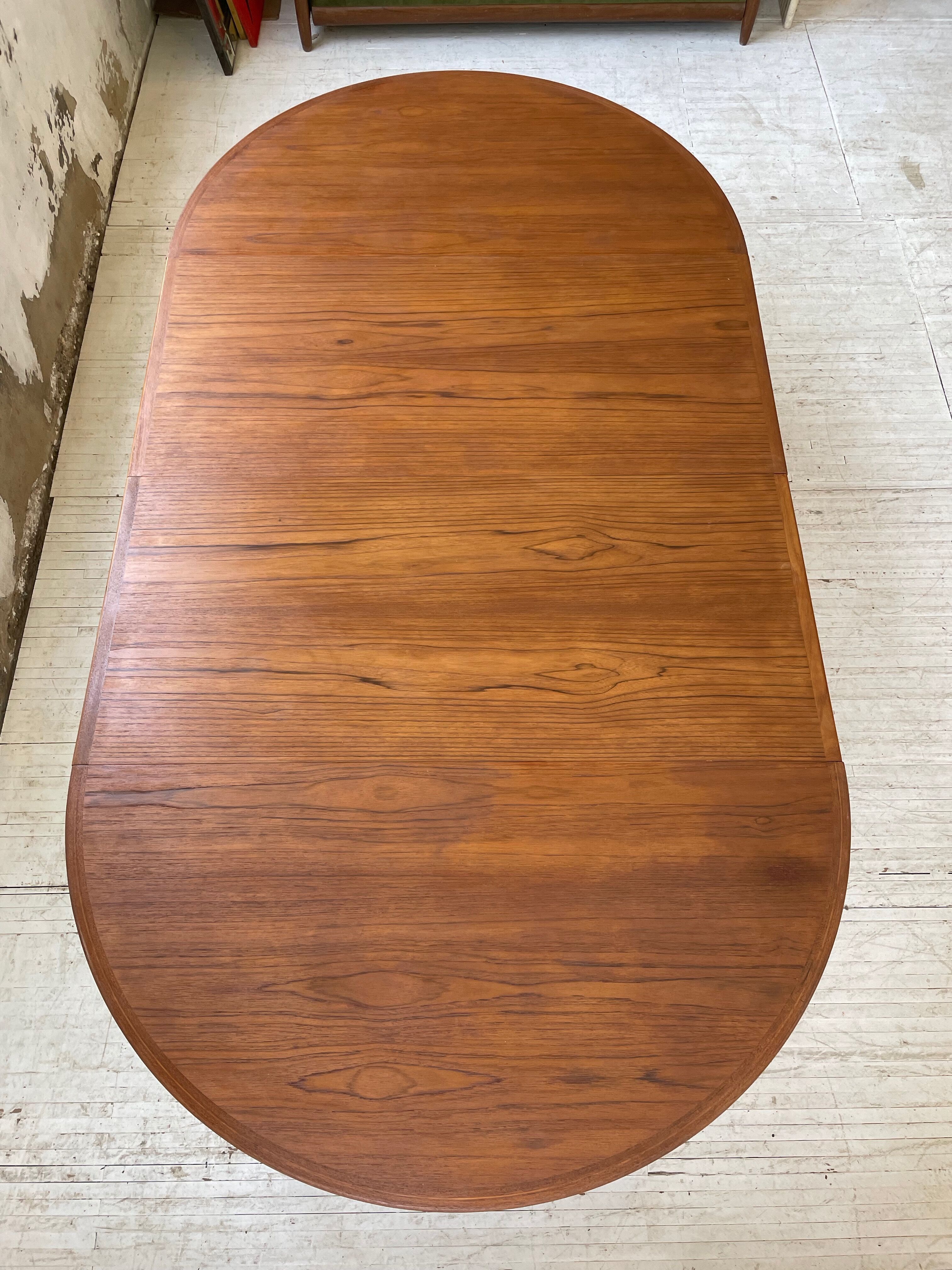 Round table 120-230 cm scandinavian samcom arne hovmand olsen